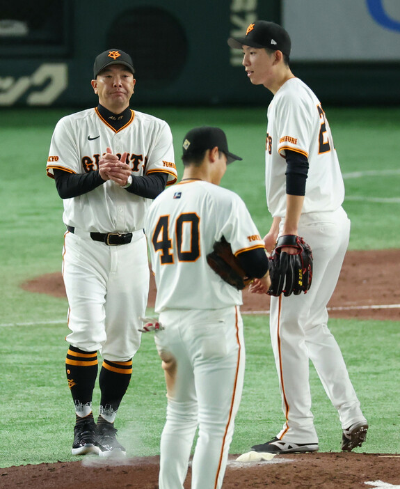 プロ野球ＣＳ・巨人―ＤｅＮＡ。５回、マウンドに向かう巨人の阿部監督（左）。右は先発の戸郷＝２１日、東京ドーム