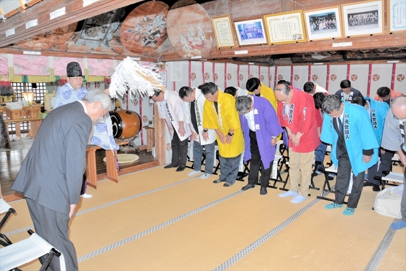 祭礼の安全を祈願する出席者