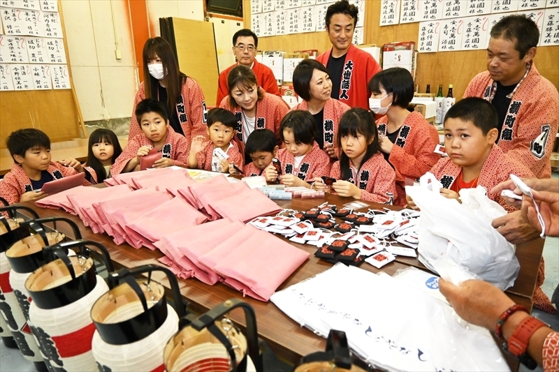 祝いまきの準備をする横町の住民ら