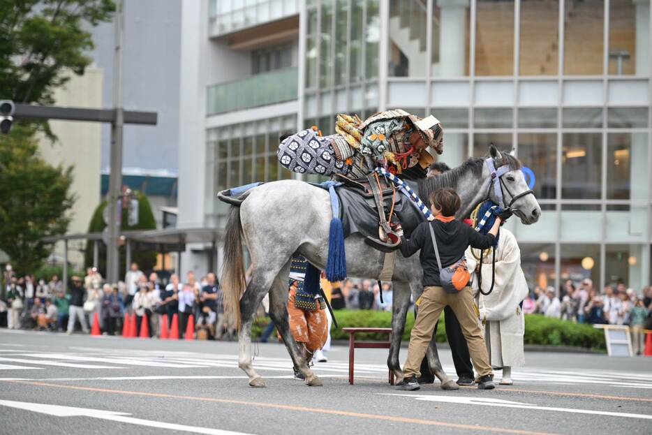 時代祭の行列で暴れ、騎乗する人物を振り落とそうとする馬（２２日午後２時１５分、京都市中京区・御池通河原町交差点）