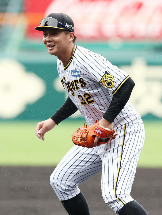 一塁でノックを受ける阪神井上（撮影・前田充）