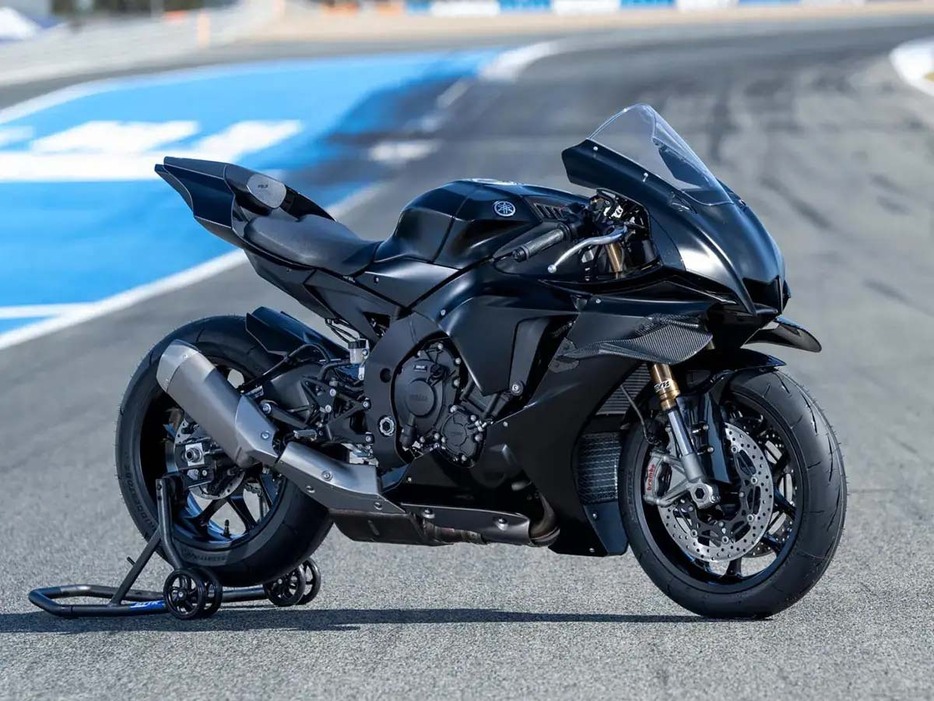 海外で先行発表された新型YZF-R1が日本に上陸。まずはサーキットユース専用のレースベースが登場した。