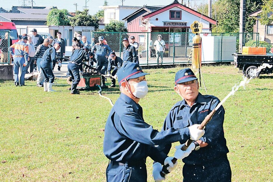 「腕力ポンプ」を使って行われた放水