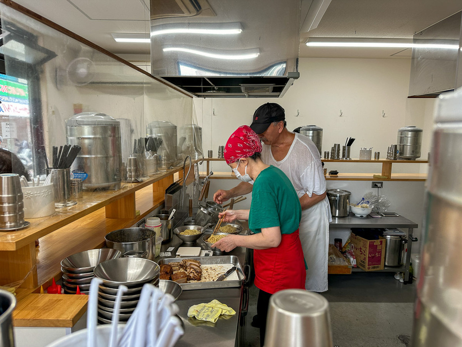 『北大塚ラーメン』で厨房を切り盛りしていたおじちゃんとおばちゃん