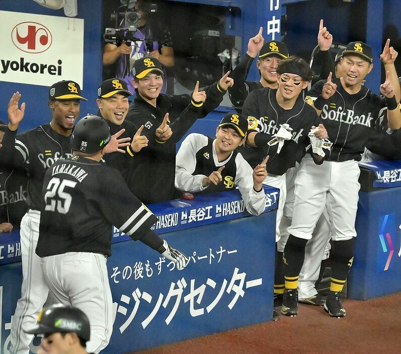 1回2死一塁、先制2ランの山川を迎え盛り上がるソフトバンクナイン（撮影・安藤由華）