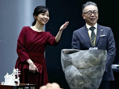 「第１３回国際陶磁器展美濃」の展示作品を鑑賞される秋篠宮家の次女佳子さま（１７日午後、岐阜県多治見市の「セラミックパークＭＩＮＯ」で）＝伊藤紘二撮影