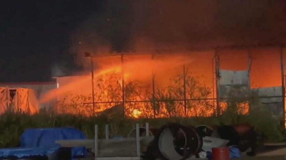 放水しても炎の勢いが一時衰えず（17日夜・札幌市白石区）視聴者提供