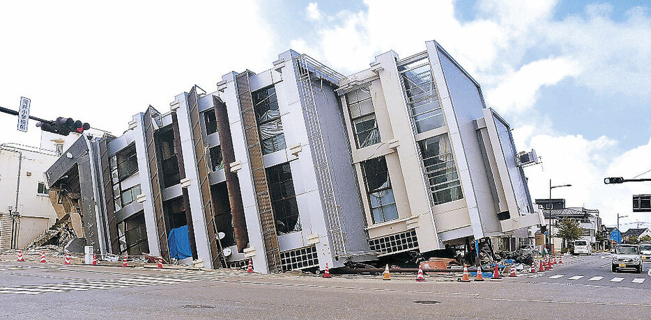 元日の能登半島地震で横倒しになったままの「五島屋ビル」＝８月、輪島市河井町