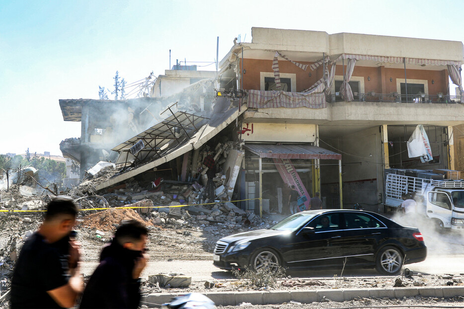 １５日、レバノン東部バールベック近郊で、イスラエル軍の空爆で破壊された建物。