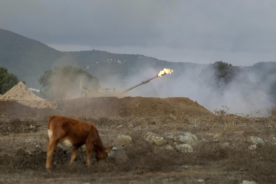 イスラエル北部からレバノンに向かって砲撃するイスラエル軍＝2日（AP＝共同）