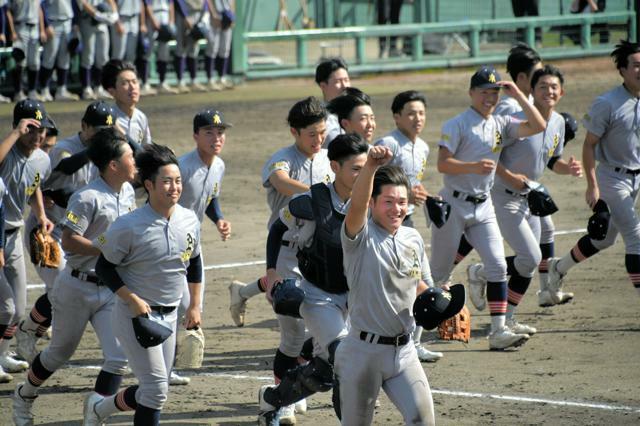 東北大会決勝進出を決め、喜ぶ青森山田の選手たち