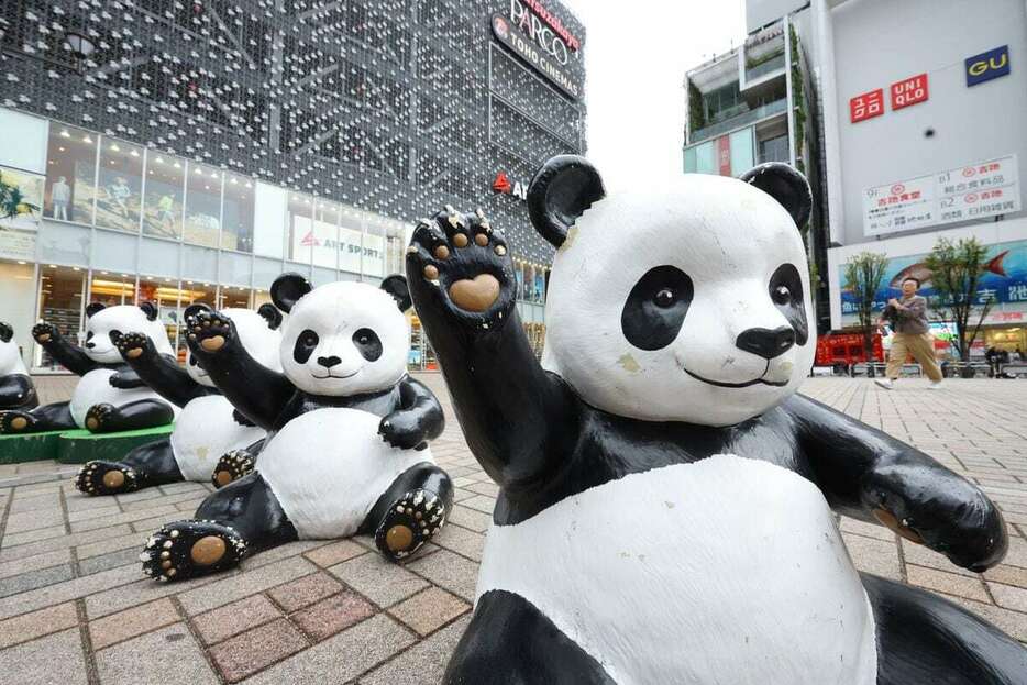 JR御徒町駅南口の「おかちまちパンダ広場」のパンダ像＝東京都台東区(岩崎叶汰撮影)