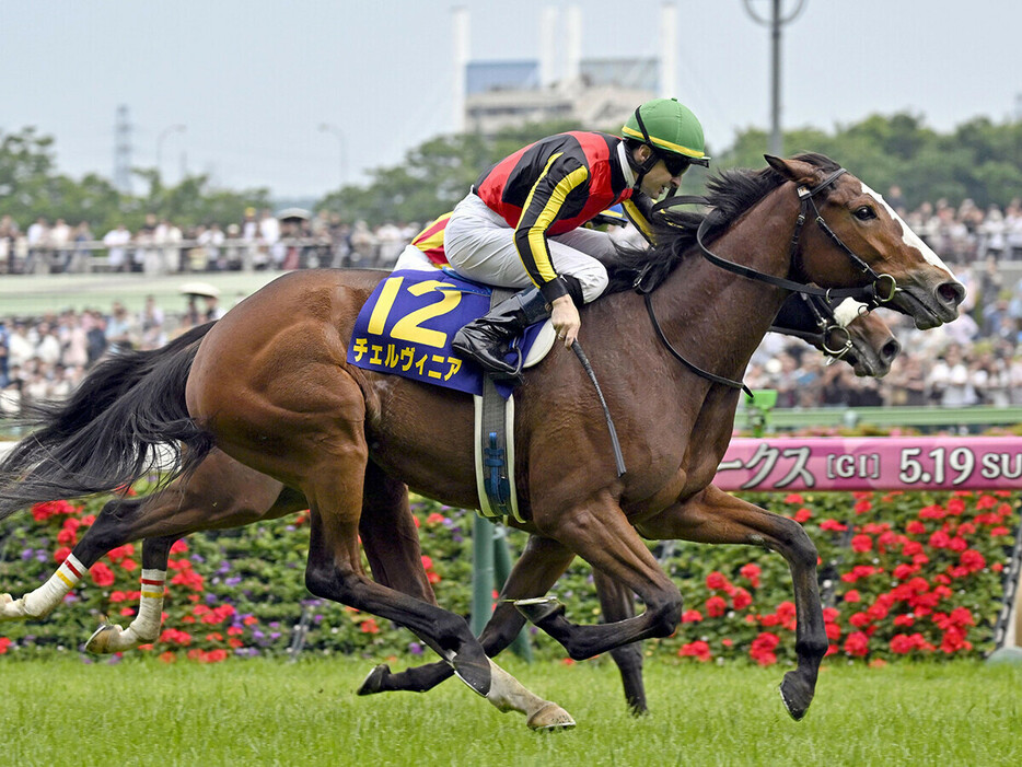 オークスを制したチェルヴィニア　photo by Kyodo News