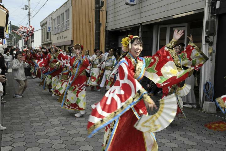 商店街で熱気あふれるよさこい踊りを披露する踊り手