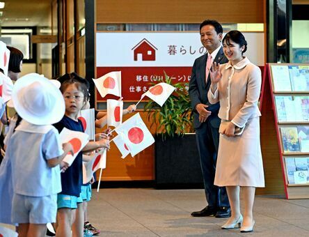 出迎えの園児たちに手を振る天皇、皇后両陛下の長女愛子さま＝県庁（撮影・川南慎司）２