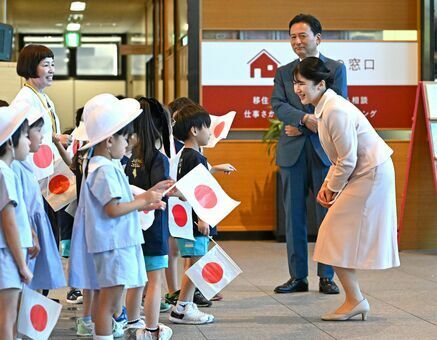 出迎えの園児たちに声をかけられる天皇、皇后両陛下の長女愛子さま＝県庁（撮影・川南慎司）