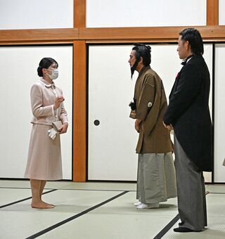 寸劇を鑑賞後、出演者に声をかけられる天皇、皇后両陛下の長女愛子さま＝佐賀市の佐賀城本丸歴史館（撮影・川南慎司）