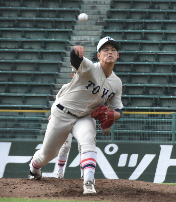 【東洋大姫路－龍谷大平安】力投する東洋大姫路の先発・阪下漣＝ほっともっとフィールド神戸で2024年10月20日、長宗拓弥撮影