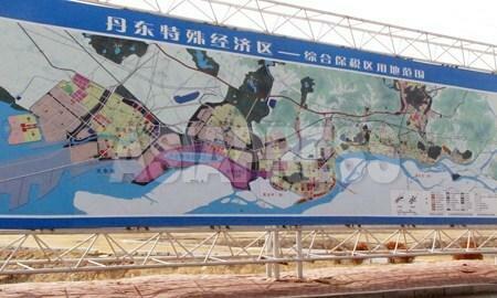 黄金坪地区の朝中共同開発概念図の大看板。丹東市内までの一帯を開発する計画だったことが分かる。2012年 3月、南正学撮影