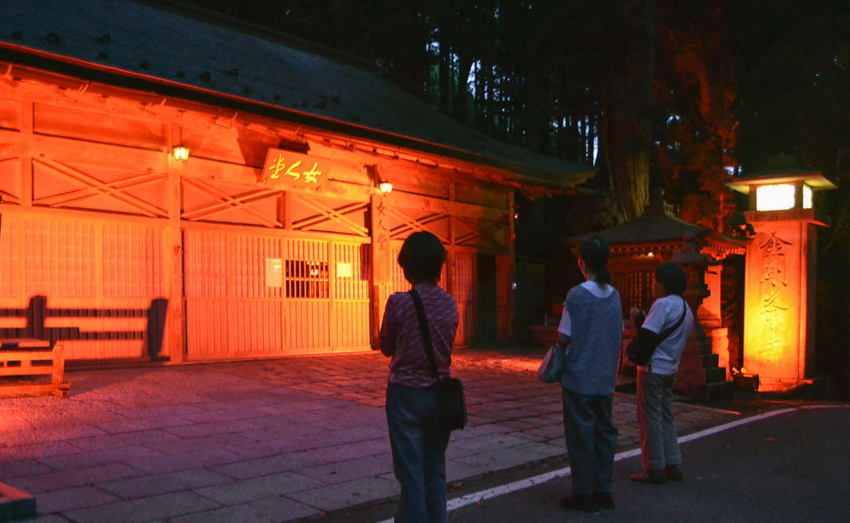 ピンク色にライトアップされた金剛峯寺の女人堂＝1日夕、和歌山県高野町