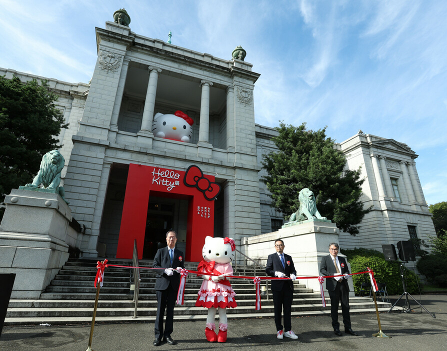 「Ｈｅｌｌｏ　Ｋｉｔｔｙ展」のセレモニーでテープカットする「ハローキティ」と東京国立博物館の藤原誠館長（左端）ら＝３０日午後、東京都台東区