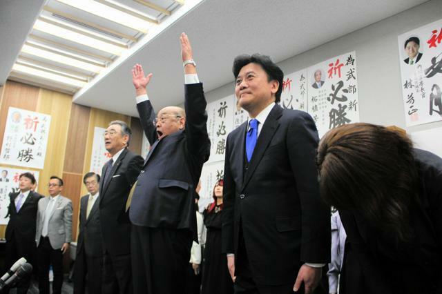 支援者らの万歳を受ける自民・武部新氏=北海道北見市