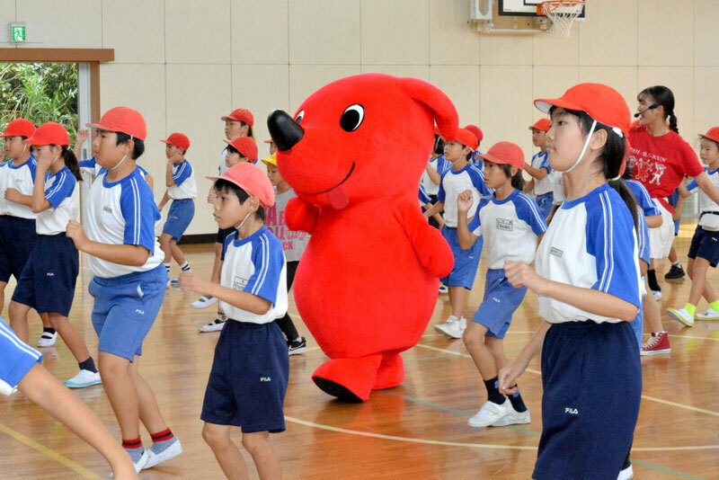 チーバくんダンスキャラバン隊と踊る市立太東小の児童たち＝16日、いすみ市