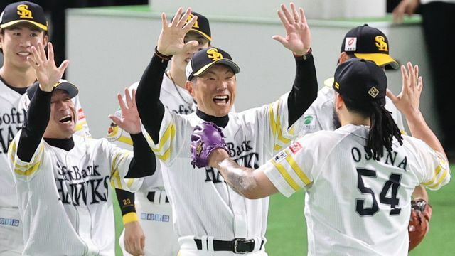 日本シリーズ進出を決め喜ぶソフトバンクの小久保裕紀監督(写真：時事)