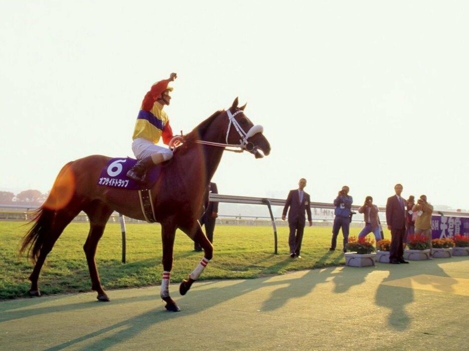 1998年天皇賞秋で勝利したオフサイドトラップと柴田善臣騎手 photograph by Kiichi Yamamoto