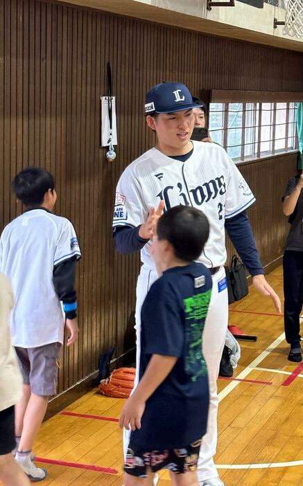 児童らとハイタッチする西武・武内