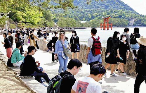 多くの訪日客らでにぎわう宮島・厳島神社近くの参道（５月、広島県廿日市市で）＝東直哉撮影