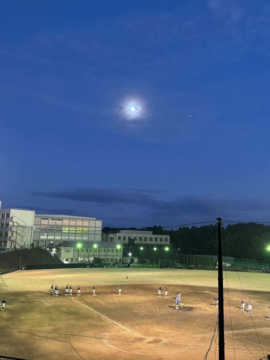 グラウンドから見た空。まだ18時前なのに月が明るく浮かんでいます（写真提供◎大神さん以下すべて）