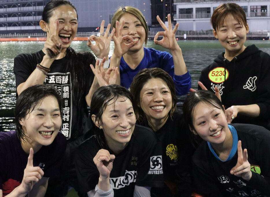 選手仲間が水神祭を行い、大滝明日香（手前左から2人目）の通算1000勝を祝福した