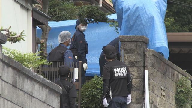 事件現場の住宅を調べる警察＝先月30日、福井市江尻ヶ丘町