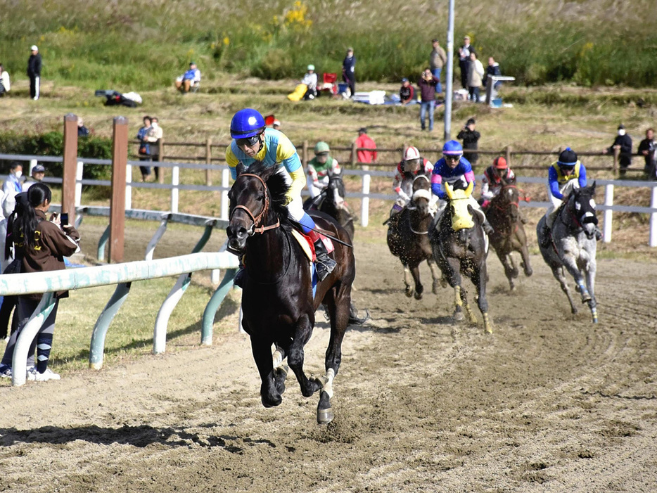 ジョッキー姿で颯爽と駆け抜ける騎馬武者たち