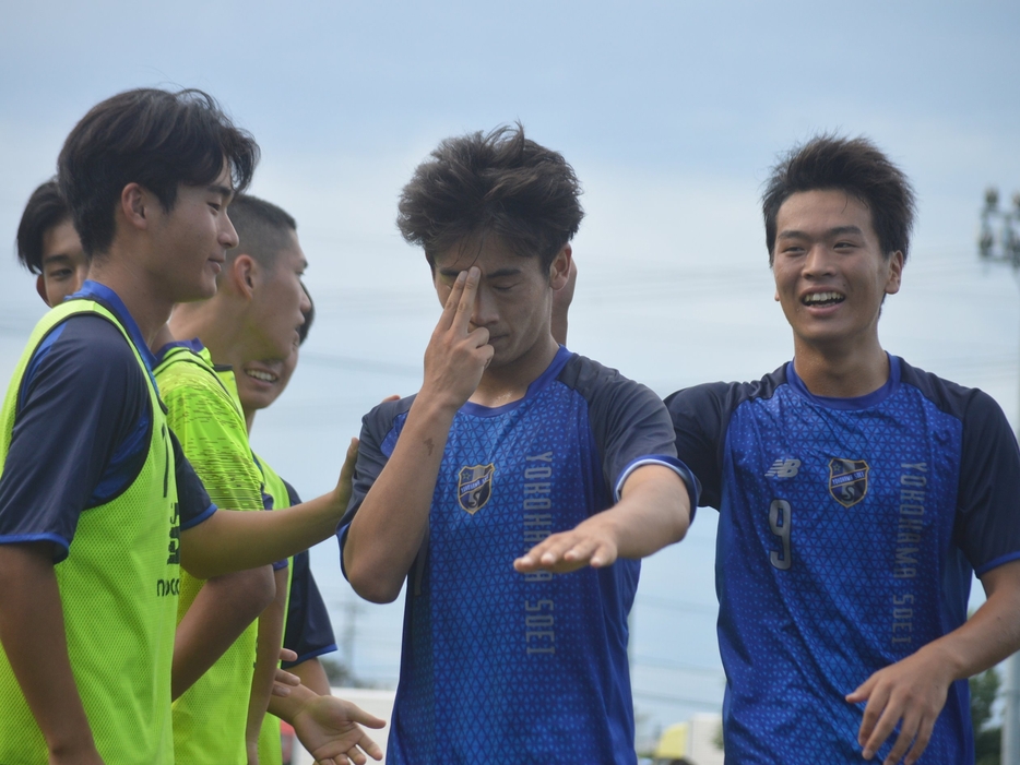 得点を喜ぶ横浜創英選手たち(写真＝佐藤亮太)