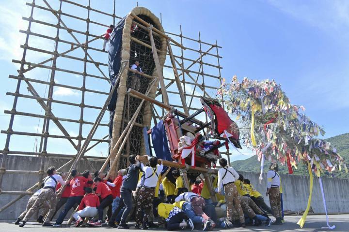 牛鬼（左）と四ツ太鼓（右）が迫力ある競り合いを見せた三崎地区の秋祭り