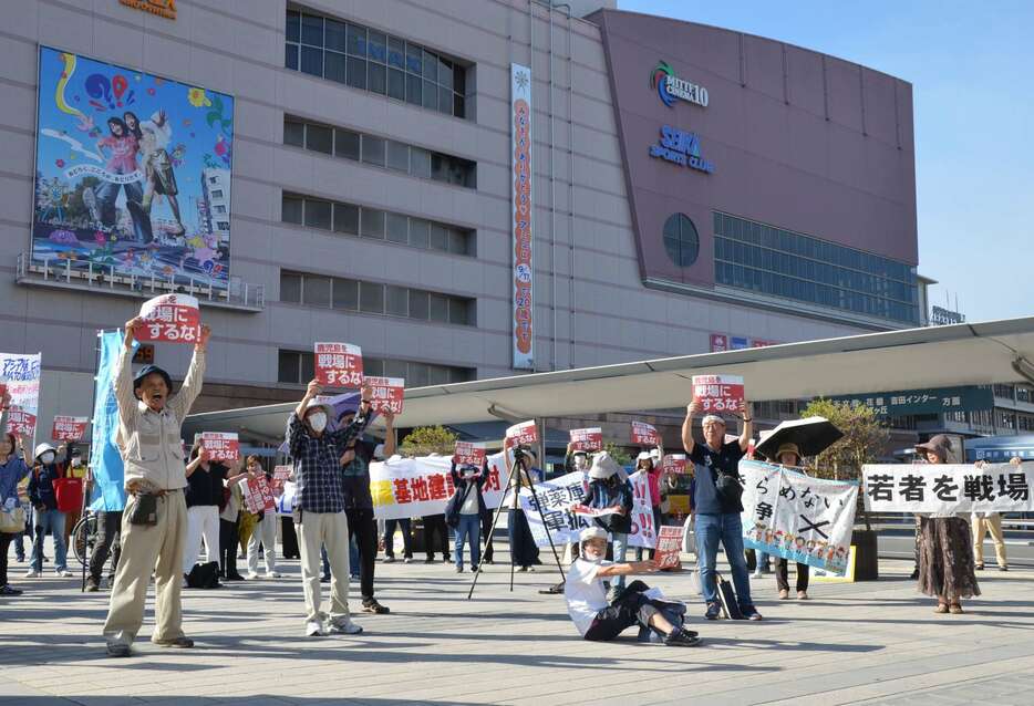 衆院選公示前の１０月中旬、鹿児島市で開かれた反戦集会。憲法９条を巡る立場は違っても、平和を願う思いは変わらない