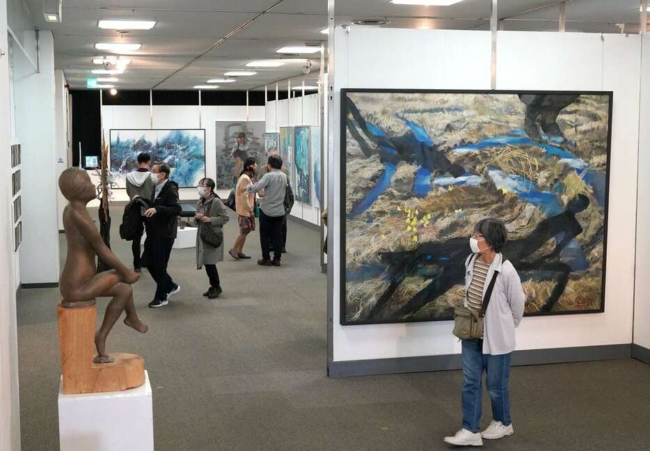 尼崎市総合文化センターで開幕した「第108回二科展」＝31日午前、兵庫県尼崎市（鳥越瑞絵撮影）