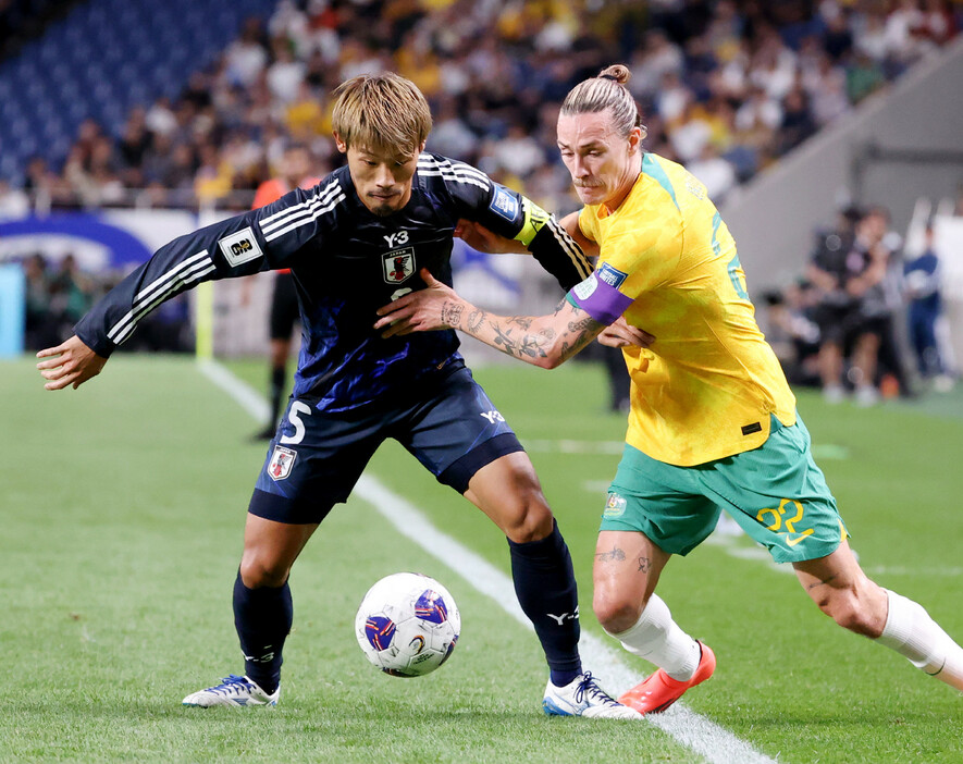 サッカーＷ杯予選。オーストラリア戦の前半、相手選手と競り合う守田（左）＝１５日、埼玉スタジアム