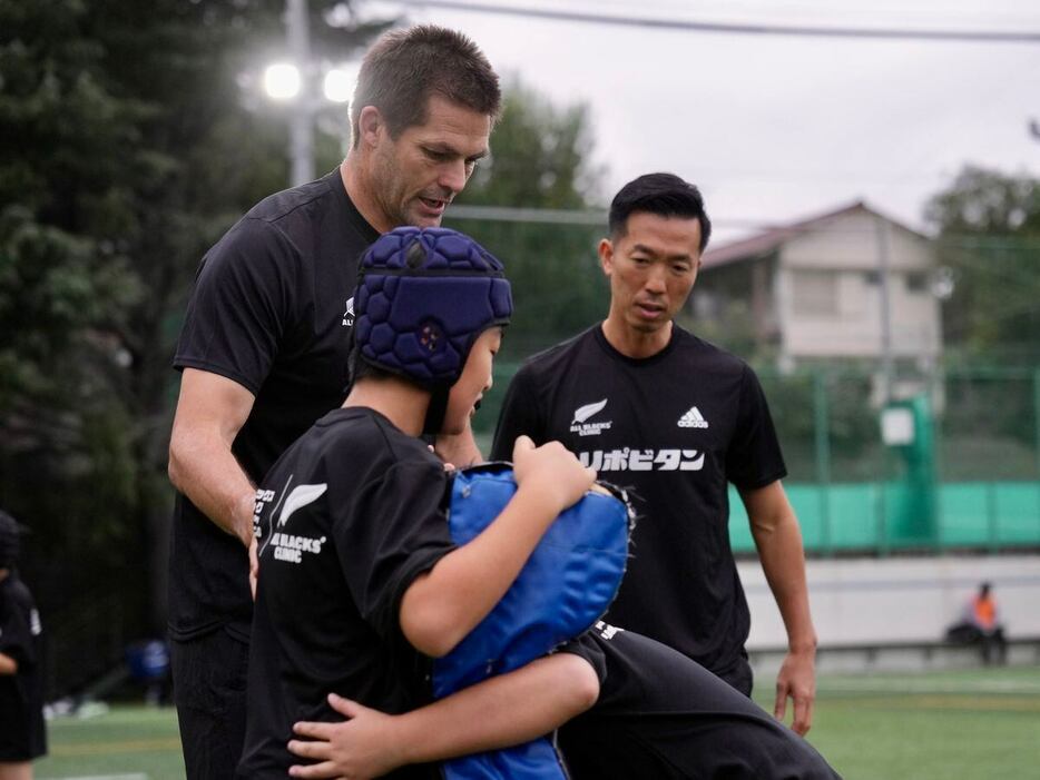 オールブラックスラグビークリニックでコーチを務めたリッチー・マコウ氏＝東京都世田谷区（撮影・加藤圭祐）