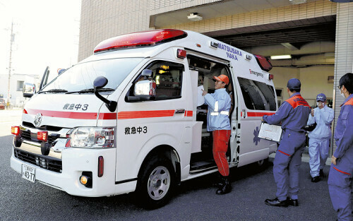 出動する松阪中消防署の救急隊員