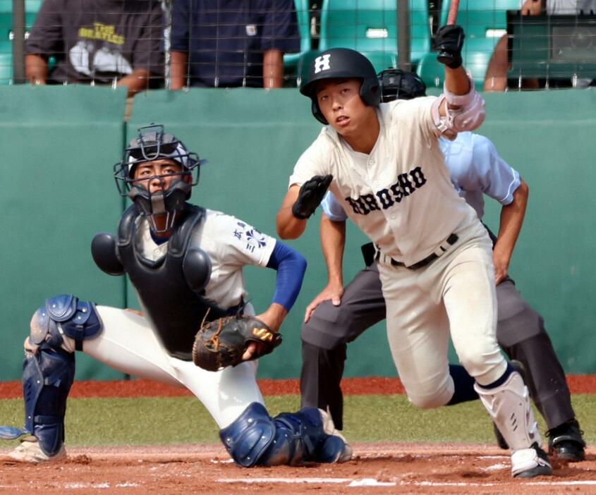 一回、広島商2死二塁、名越が中前適時打を放つ。捕手今井