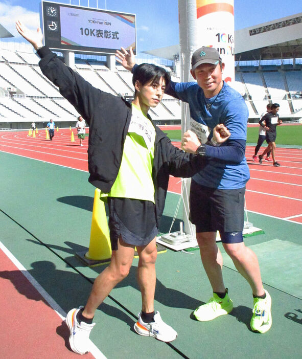 大阪マラソンプレイベント「１０Ｋ　＆　Fun　RUN」の１０キロ走を終えた元阪神・岩田稔氏（右）と「OWV」の佐野文哉（カメラ・筒井政也）