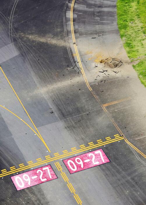 陥没した宮崎空港の誘導路＝2日午後0時48分（共同通信社ヘリから）