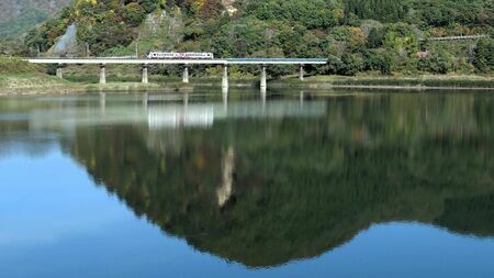 和賀川・錦秋湖を眺めながら走るJR北上線。10月26日に観光列車「ひなび」による臨時快速を運行した（記者撮影）