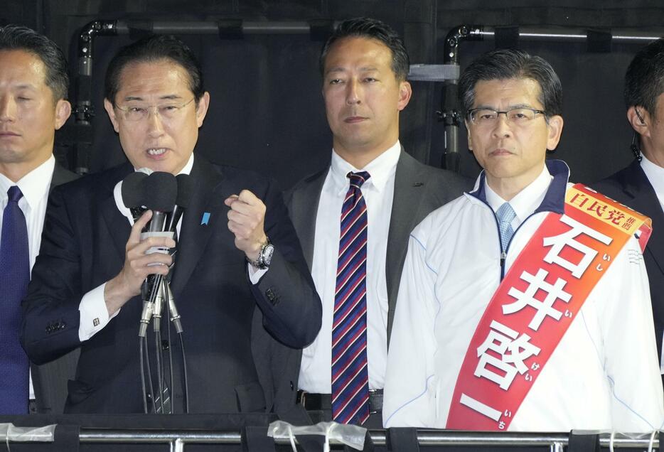 公明党の石井代表と街頭演説する岸田前首相＝25日夜、埼玉県草加市