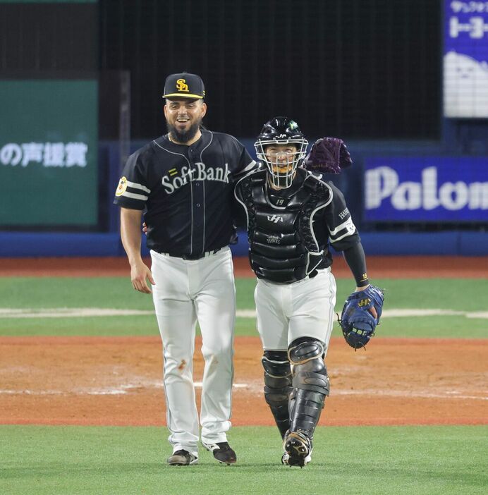 勝利し笑顔のオスナ（左）と甲斐拓也（カメラ・中島　傑）