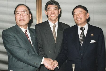 セガ会長時代の大川功氏（写真左／1997年撮影：共同通信社）