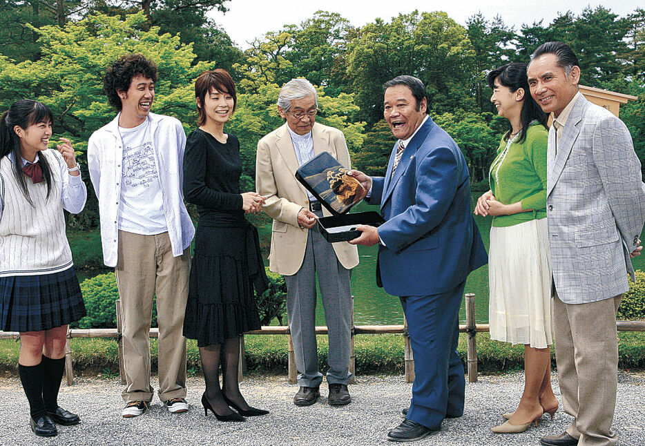 「釣りバカ日誌１７」のロケに臨む西田さん（右から３人目）＝２００６年５月、兼六園